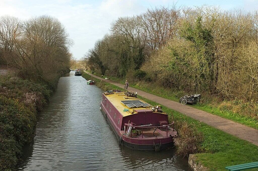 Kennet and Avon Canal Walk from Devizes to Caen Hill Locks