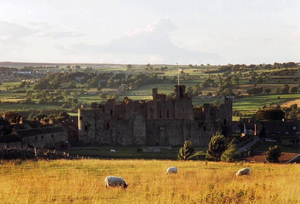 Middleham Castle and River Cover Loop
