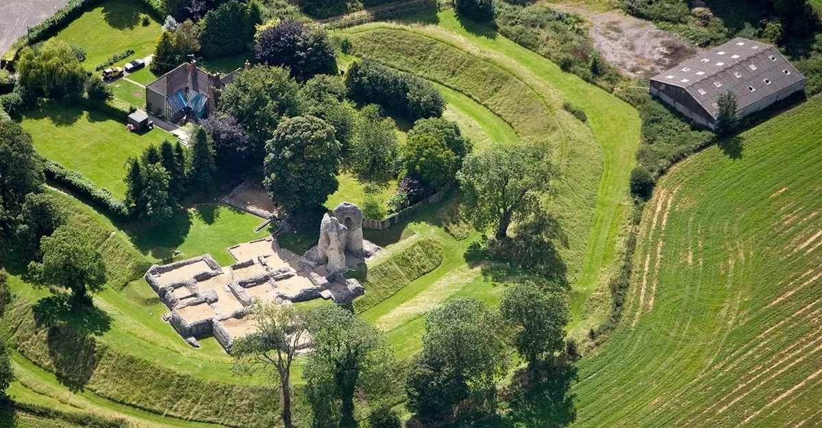Ludgershall Castle and Cross