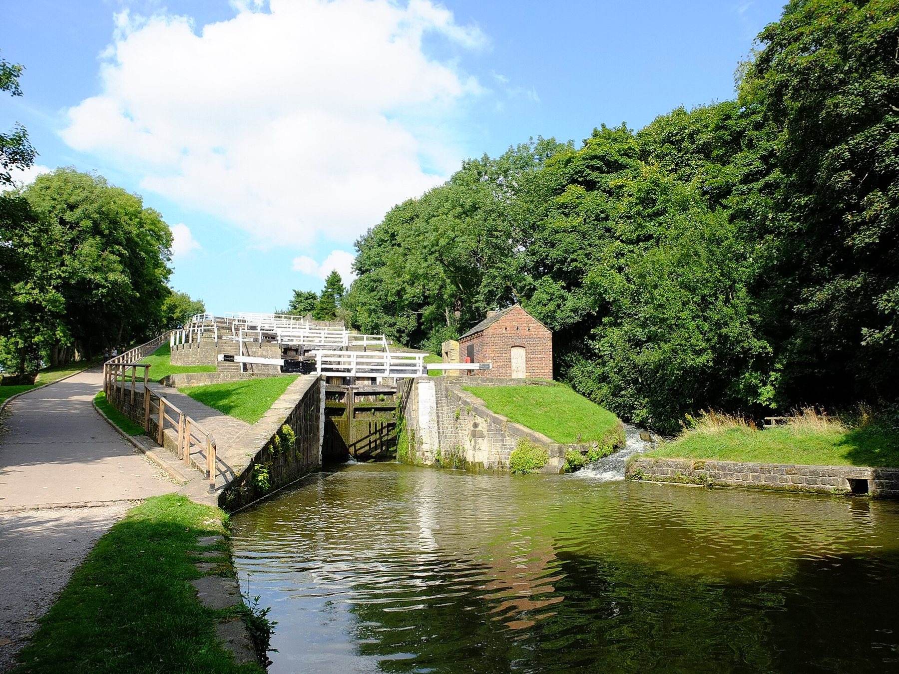 Leeds and Liverpool Canal: Saltaire to Bingley Five Rise Locks