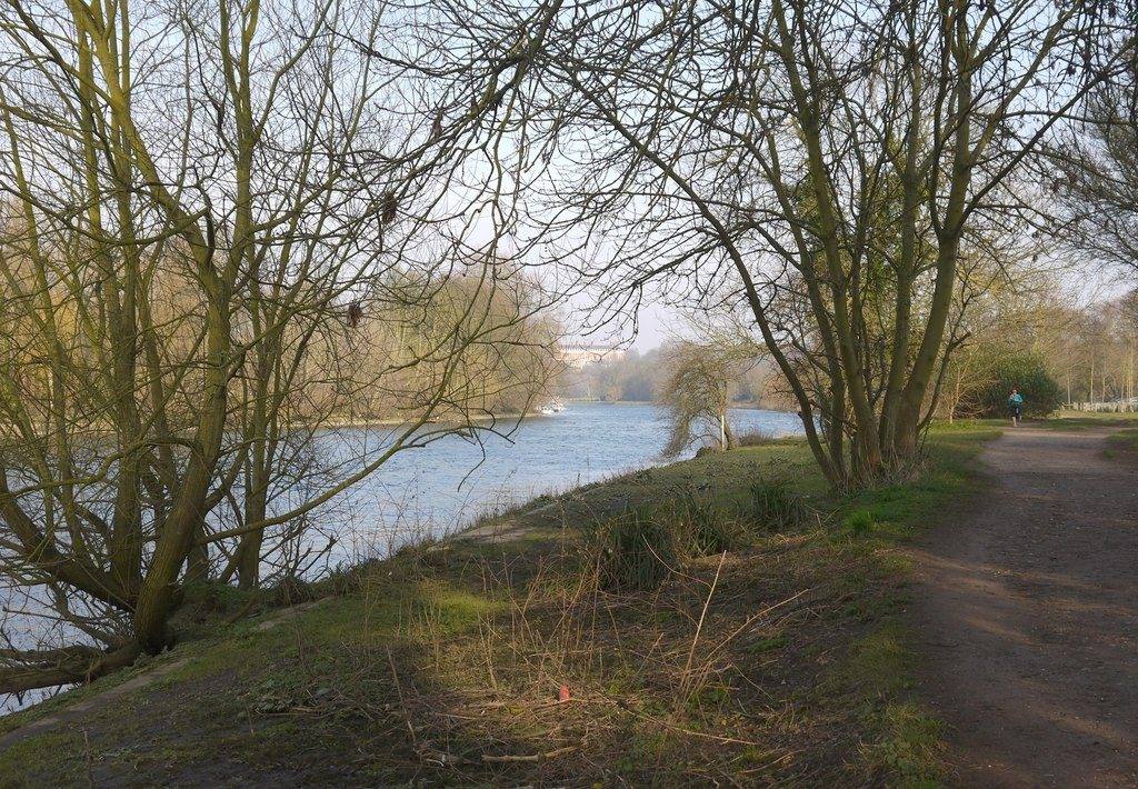 Thames Path: Richmond, Ham and Teddington Lock Circular
